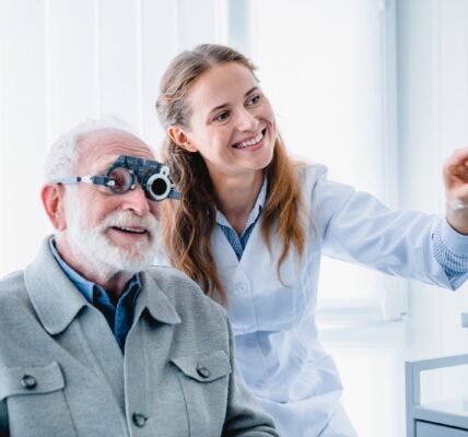 Jakie są korzyści z regularnych badań okulistycznych po 50. roku życia? 3 okulista