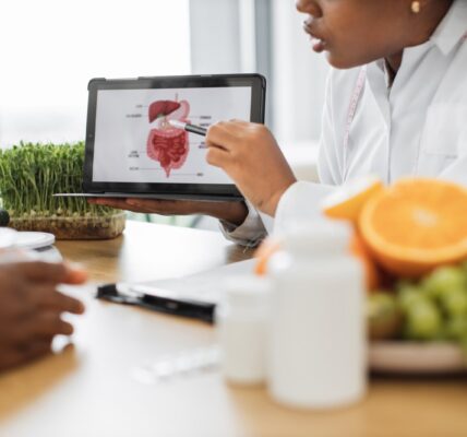 kobieta odpowiadająca o zdrowiu jelit