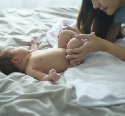 Profilaktyka zdrowia noworodków – kluczowe badania i działania dla nowych rodzin 4 mama z noworodkiem